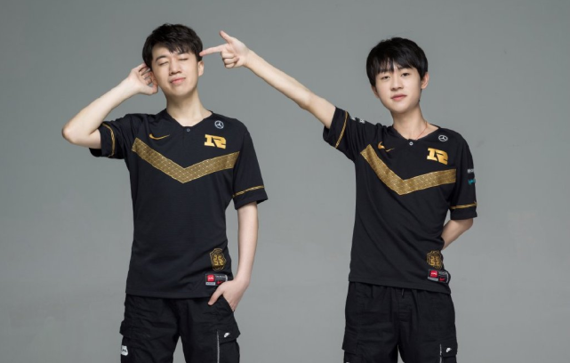 他立即改以 他立即改以