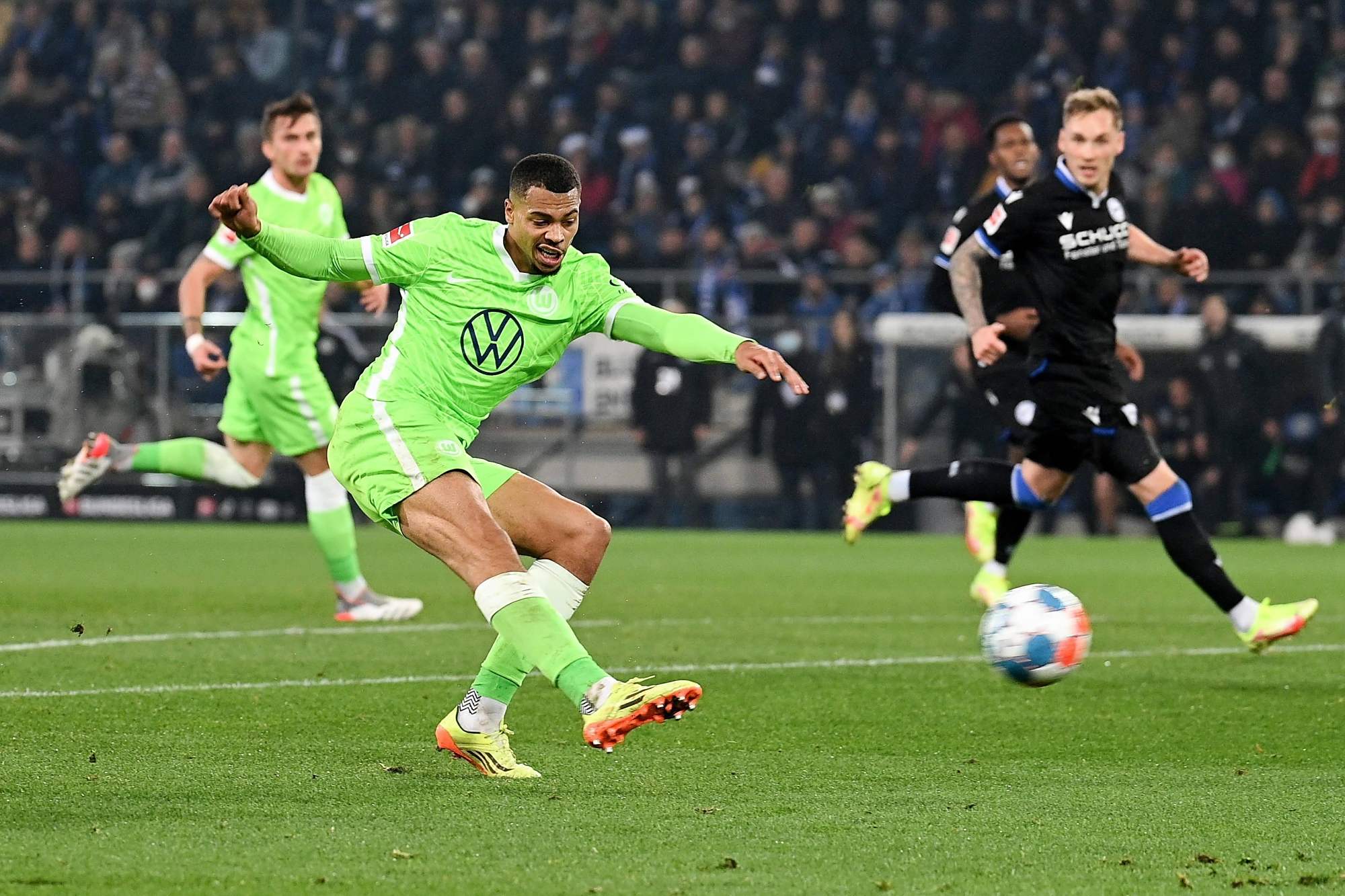 [中超]上海海港战胜大连英博 获得中超冠军